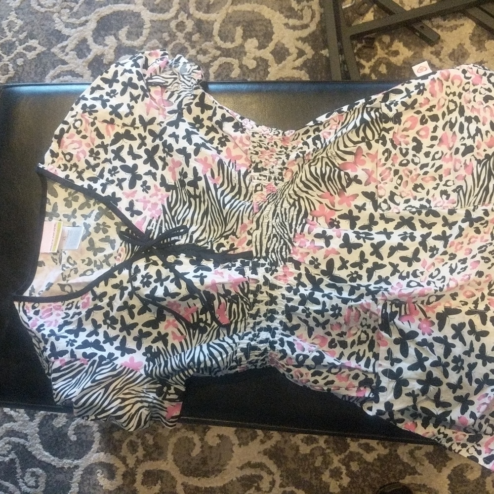 Skechers size XS scrub top. Has been gently worn